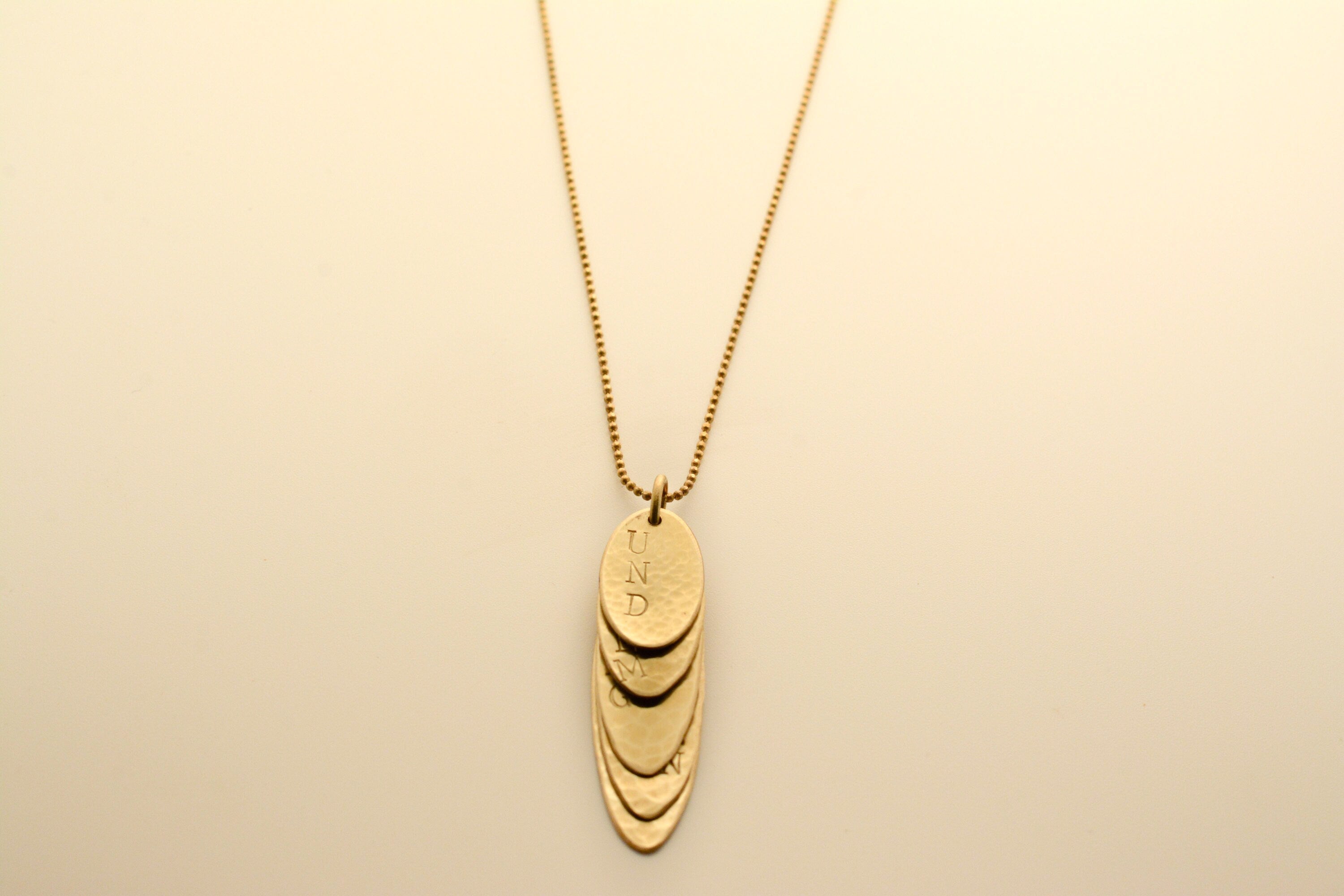 Gold necklace with Hermann Hesse poetry verse – "Und jedem Anfang wohnt ein Zauber inne"