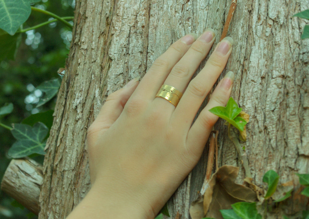 Bague large en laiton martelé