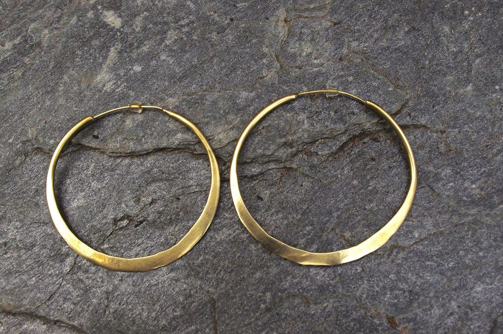 Grandes créoles en laiton, créoles dorées, créoles plates, boucles d'oreilles dorées, bijoux dorés, bijoux minimalistes