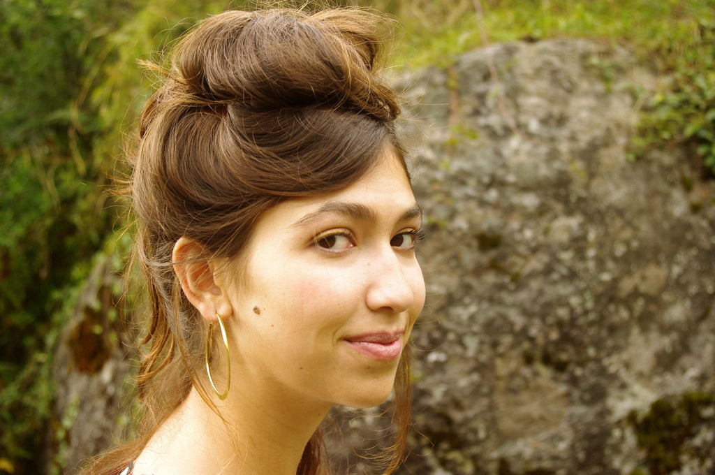 Grandes créoles en laiton, créoles dorées, créoles plates, boucles d'oreilles dorées, bijoux dorés, bijoux minimalistes