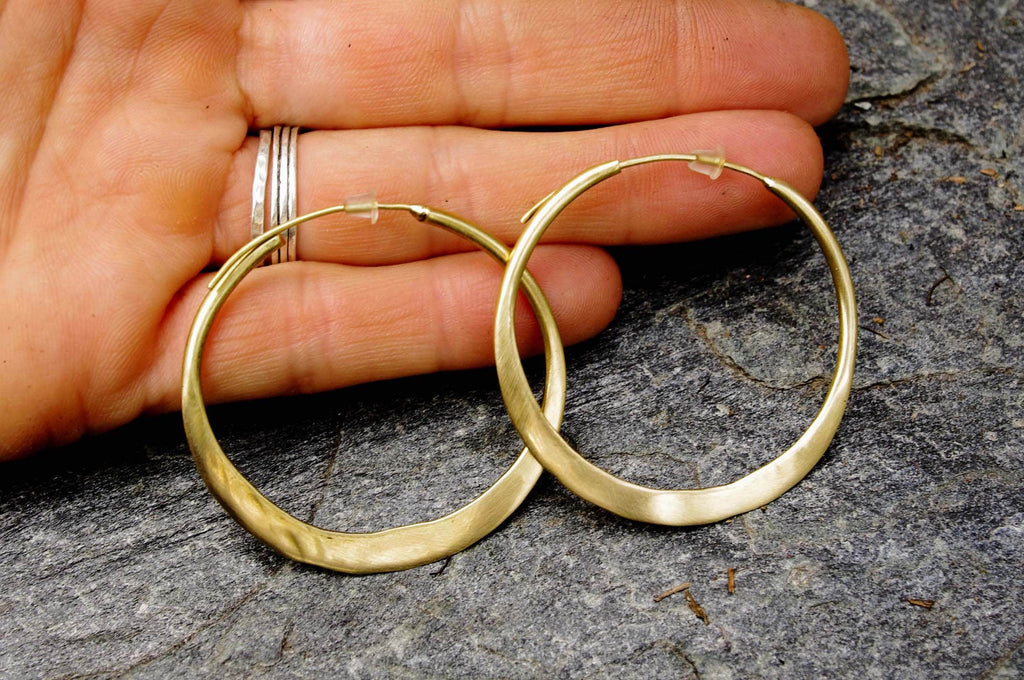 Grandes créoles en laiton, créoles dorées, créoles plates, boucles d'oreilles dorées, bijoux dorés, bijoux minimalistes