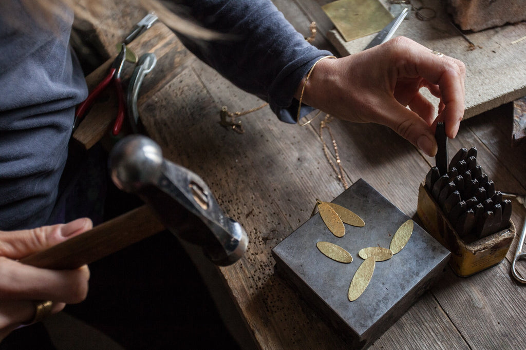 Gold necklace with Hermann Hesse poetry verse – "Und jedem Anfang wohnt ein Zauber inne"
