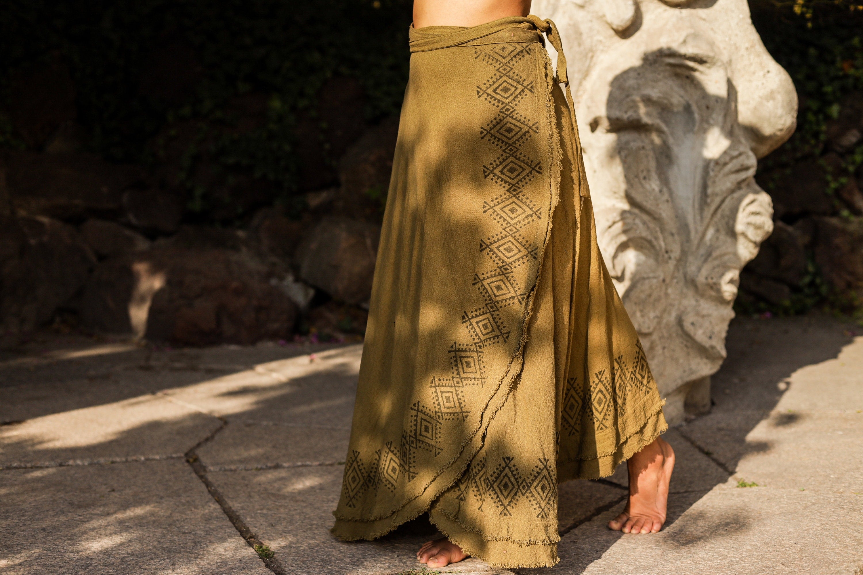 Jupe portefeuille en stock B, longue jupe portefeuille, jupe portefeuille naturelle, jupe couleur terre, jupe portefeuille effilochée imprimée au bloc