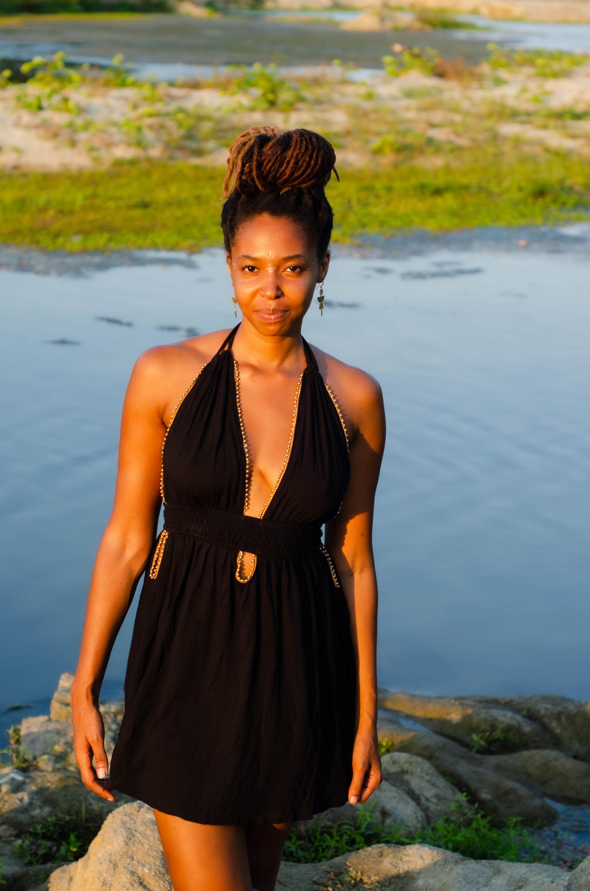 kurzes, schwarzes Boho-Kleid