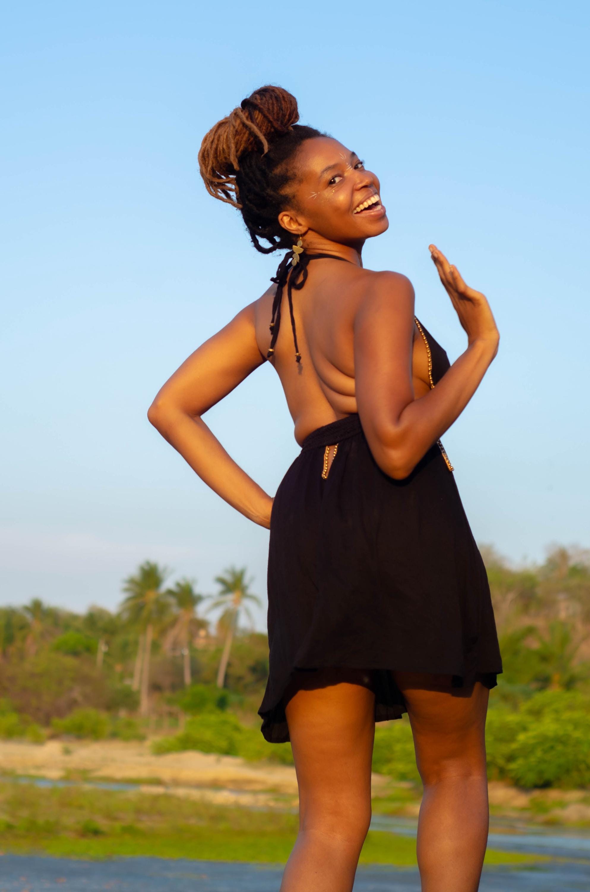 kurzes, schwarzes Boho-Kleid