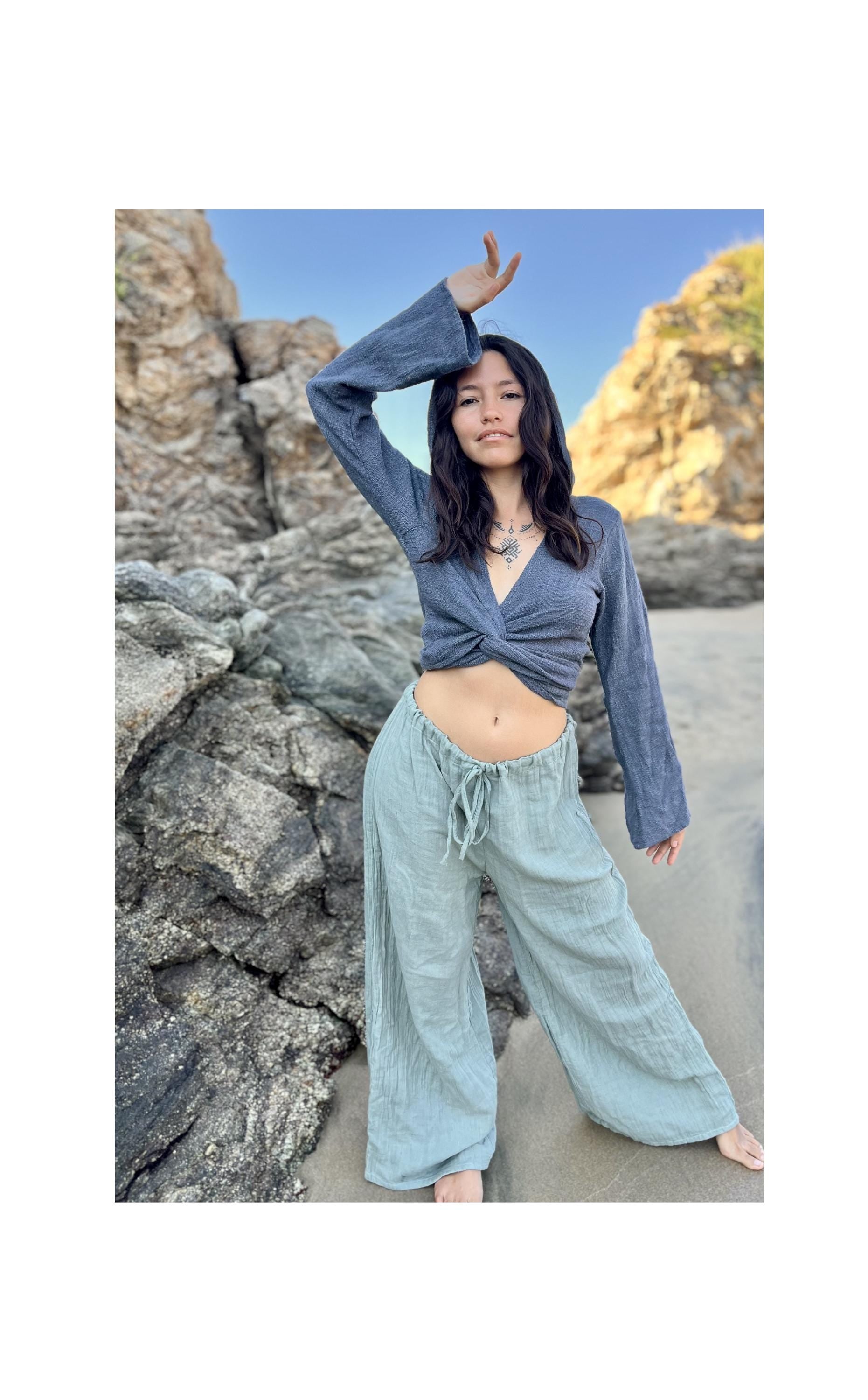 Outfit Wickeltop und weite Sommerhose