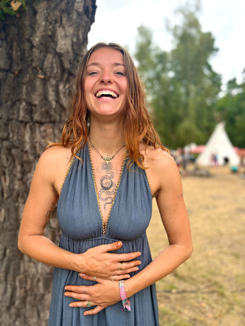 Longue robe bohème avec perles dorées sur décolleté en V