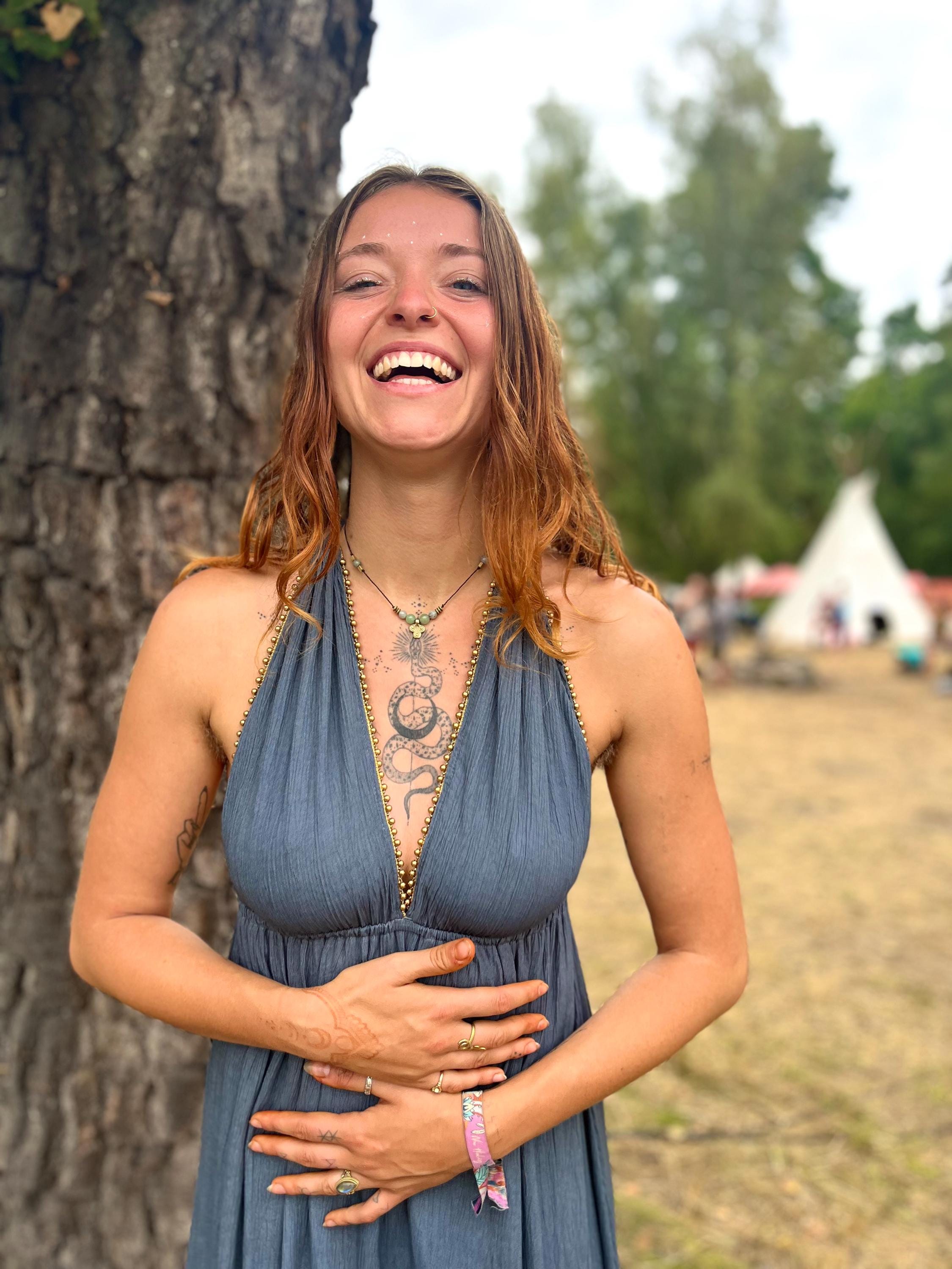 Longue robe bohème avec perles dorées sur décolleté en V