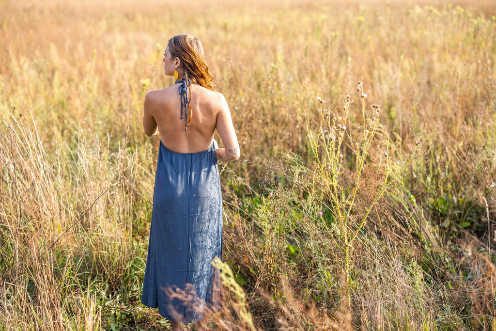 Longue robe bohème avec perles dorées sur décolleté en V