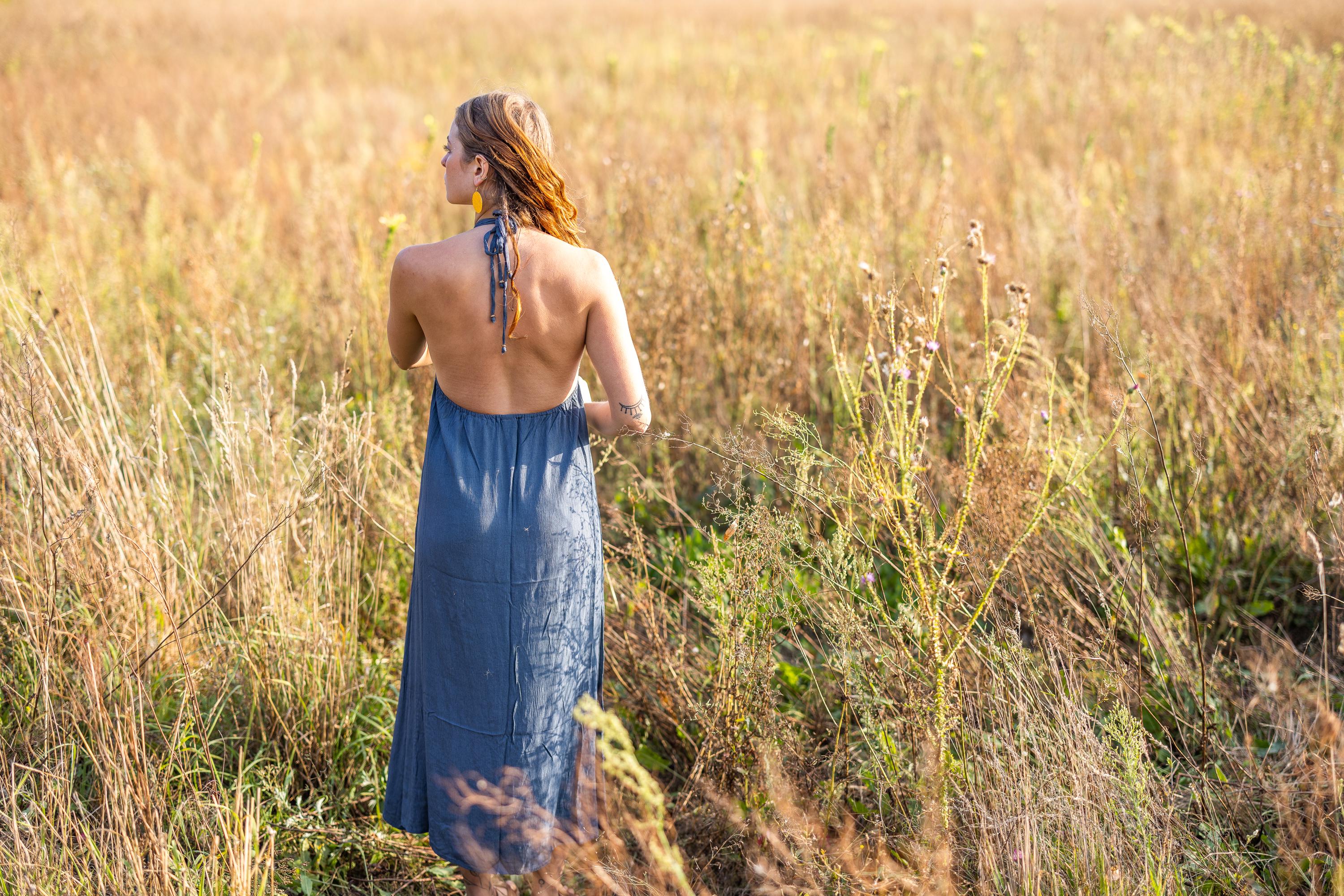 Longue robe bohème avec perles dorées sur décolleté en V